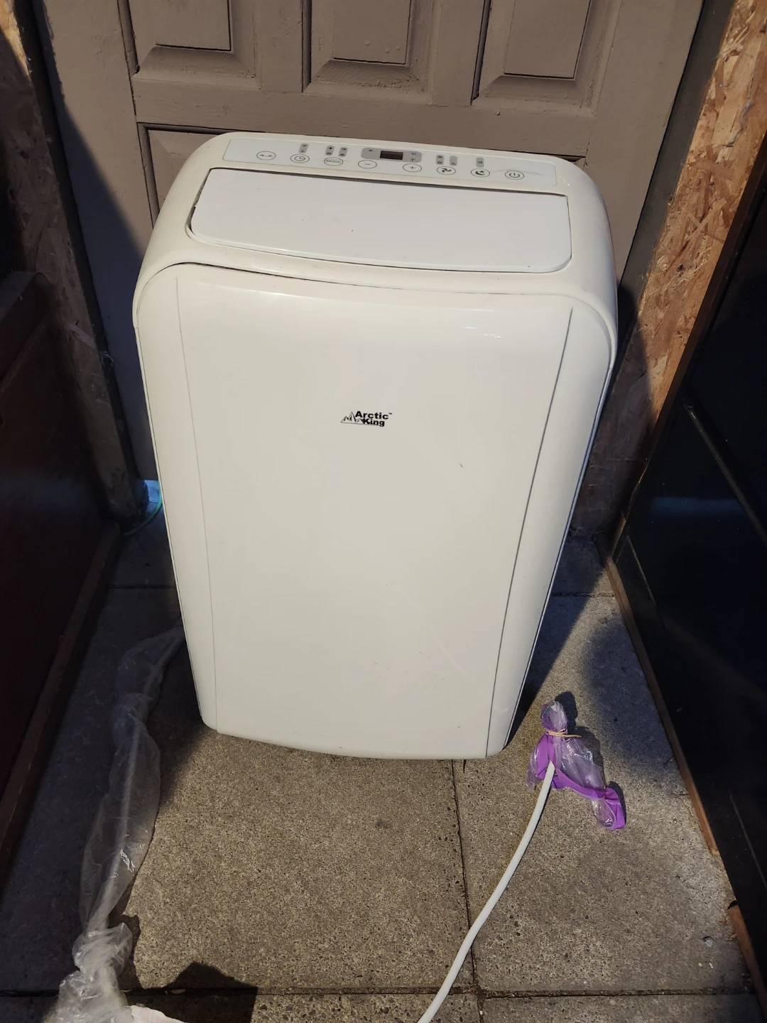 Arctic King Portable Air Con 14000 BTU  (read description) - photo 2