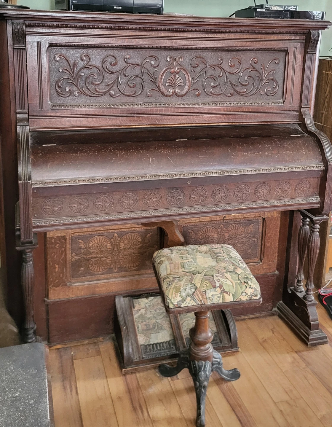 Antique pump organ