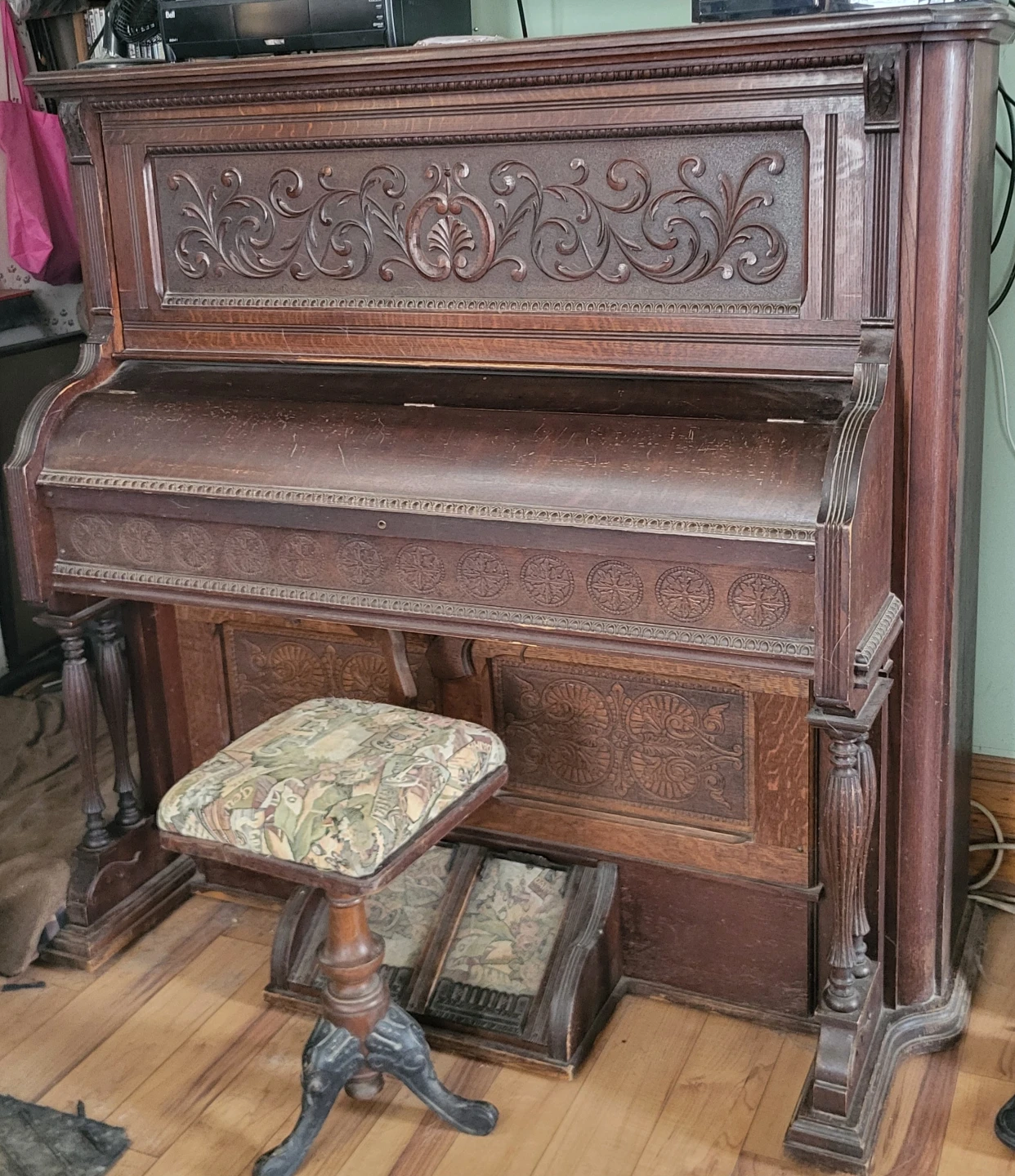 Antique pump organ - photo 2