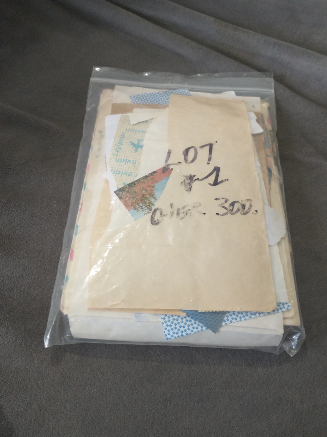 Lot 1 - over 300 world stamps on paper - photo 2