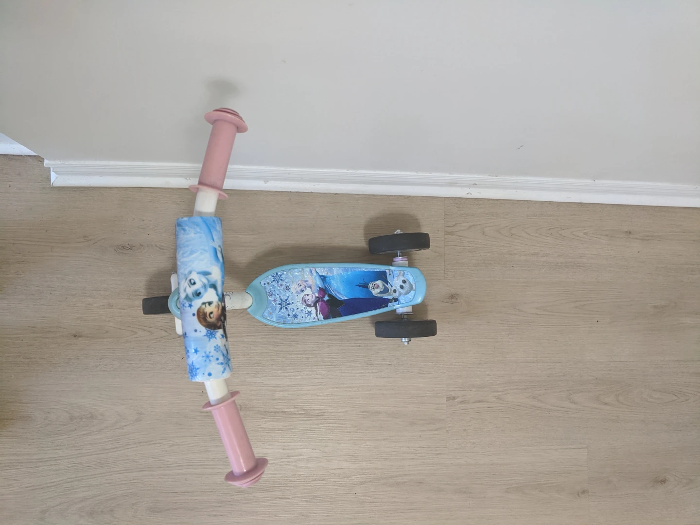 Frozen 3-Wheel Kids Scooter - photo 3