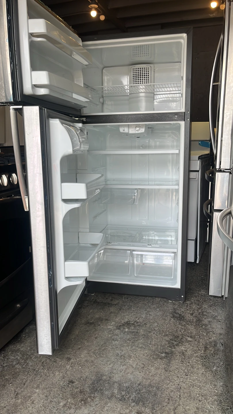GE Refrigerator 28 inch - photo 3