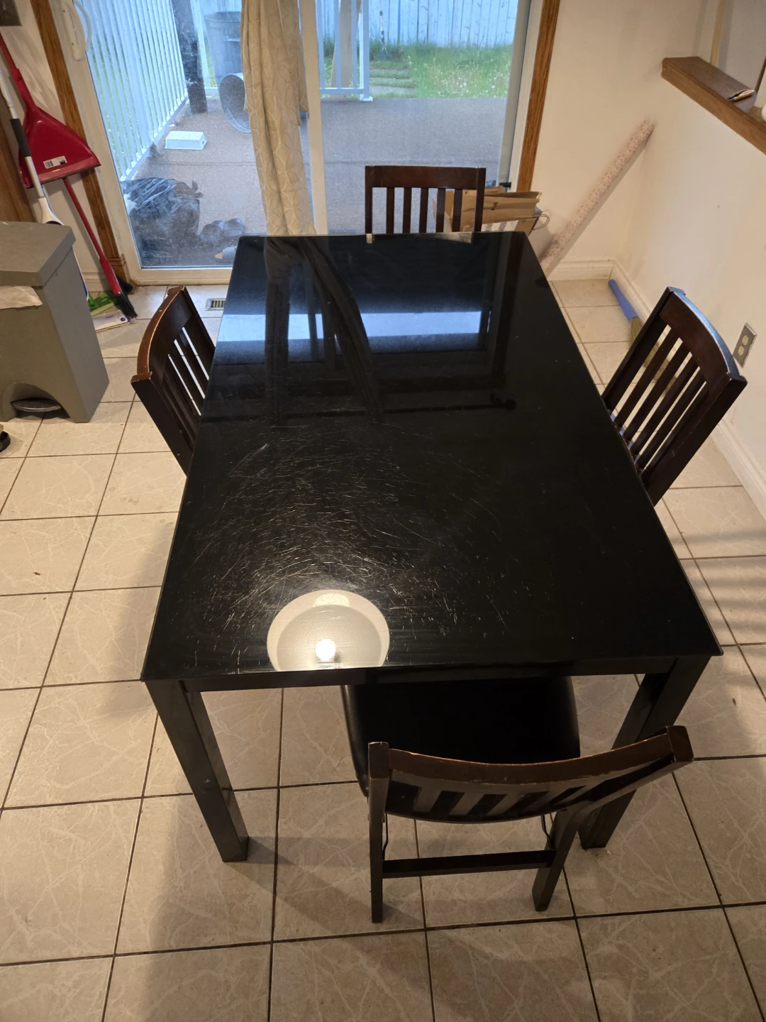 Tempered glass dinning table with 4 wooden chairs