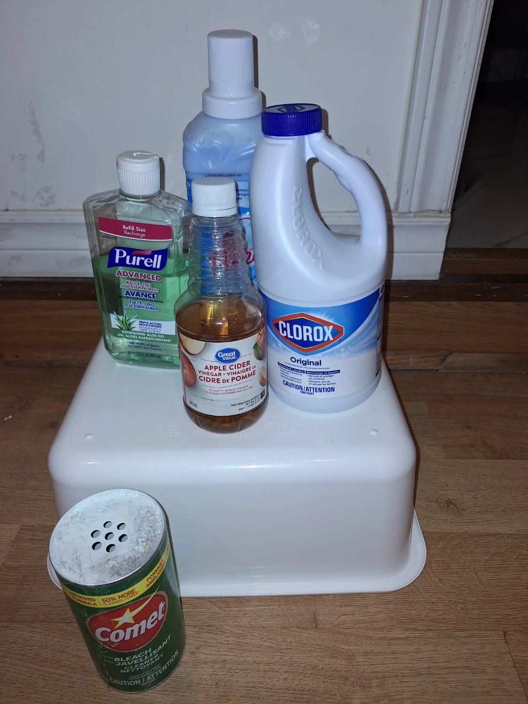 Farbric softener, Clorox, apple cider vinegar,... Free pick up ⚽