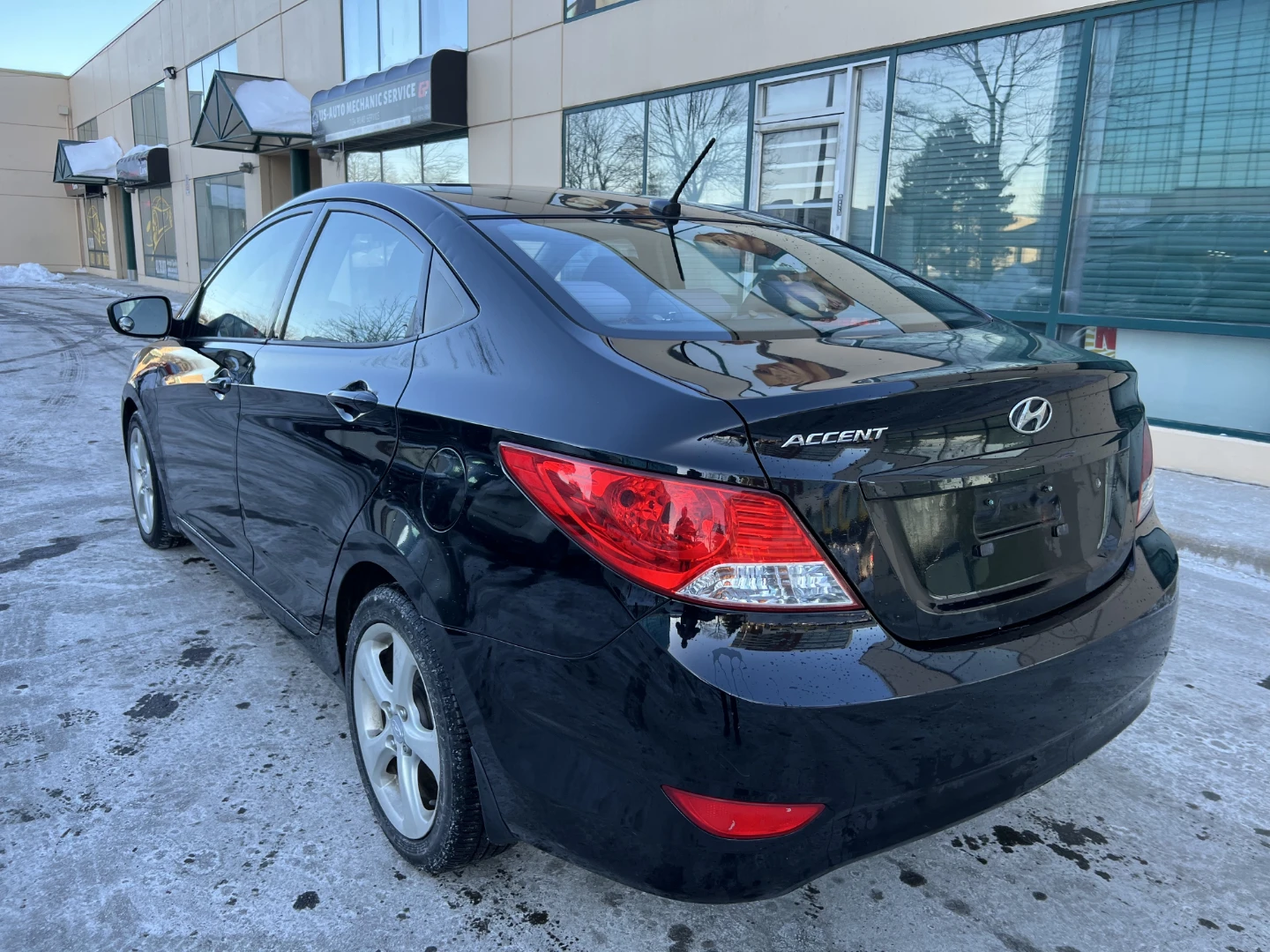 2012 Hyundai Accent Gls - Auto | 192,500 KM | Black - photo 4