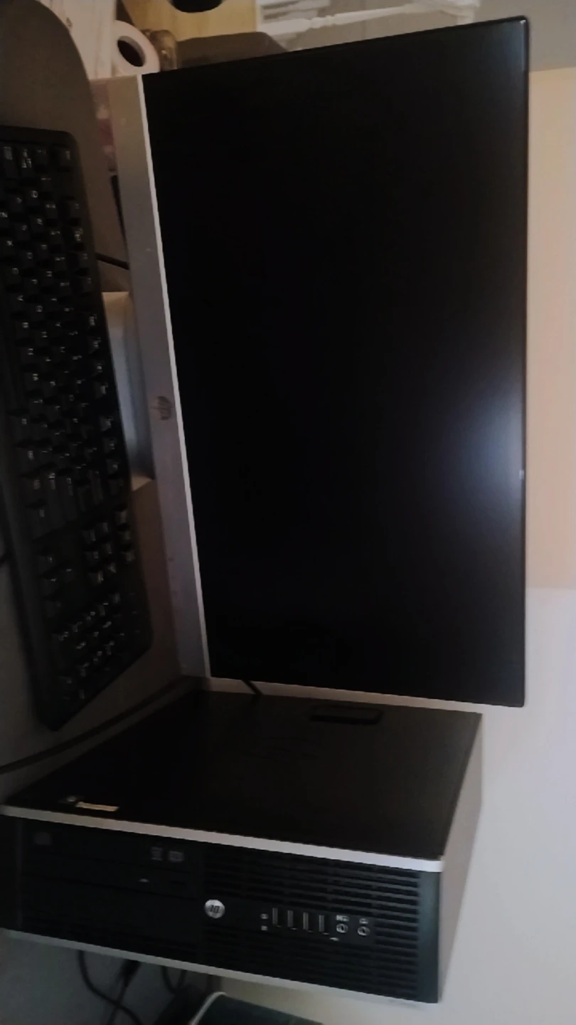 HP Desktop Computer with Keyboard