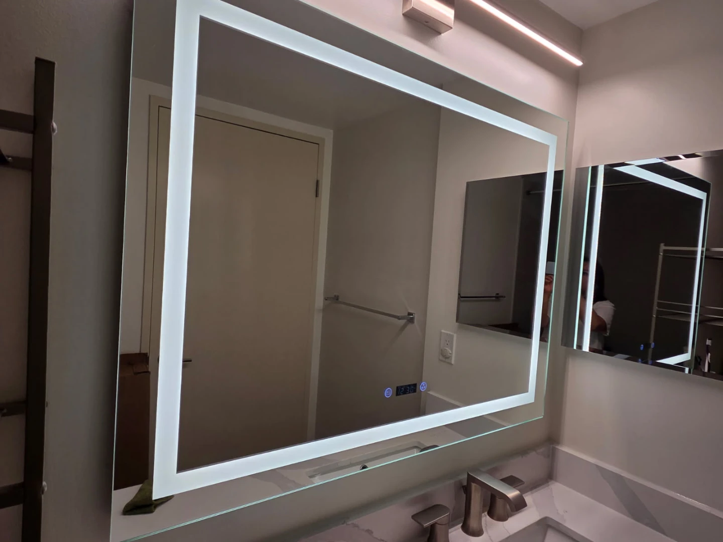 LED Mirror w Bluetooth Speakers Dimmable, 3 Colour Tones - photo 4