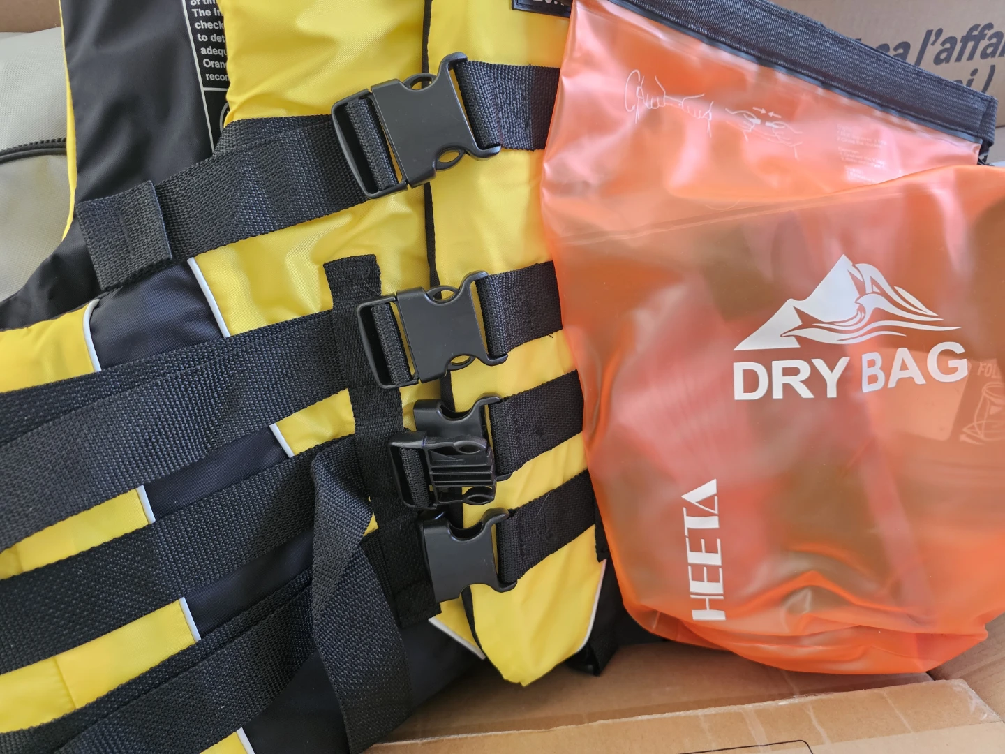 DECKBRAVE Yellow/Black Life Vest & HEETA Orange Dry Bag