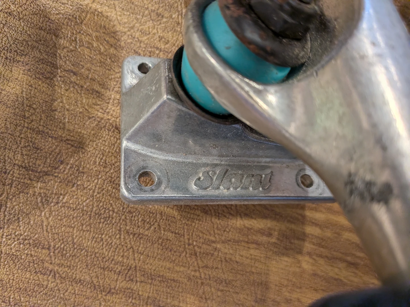 Skateboard trucks and wheels - photo 2