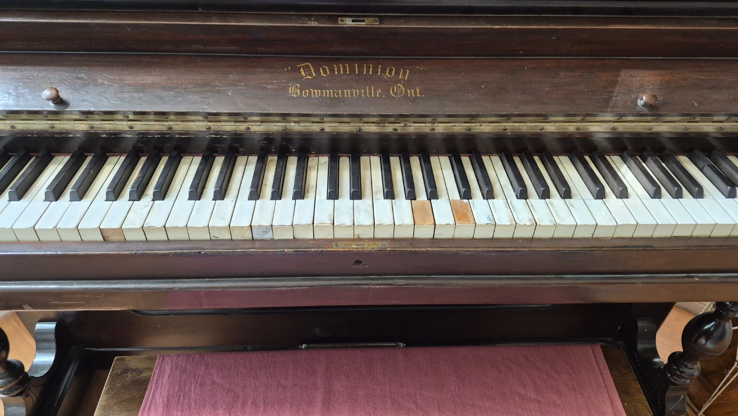 Dominion Upright Piano - Bowmanville, Ont. - photo 4