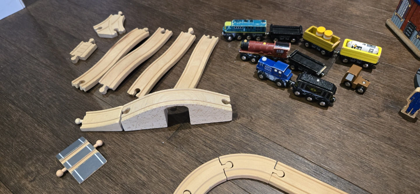 Wooden Train Set with Roundhouse and Crane - photo 5