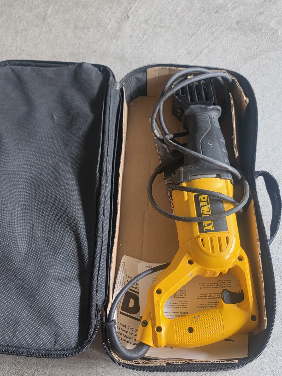 DEWALT DWE304 Reciprocating Saw with Case