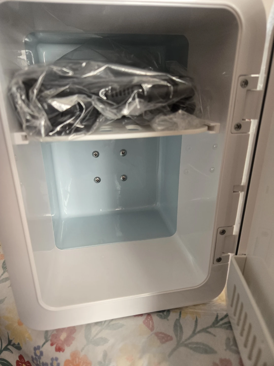 Frigidaire Gallery Light Up Mirror & Beverage Cooler - photo 3
