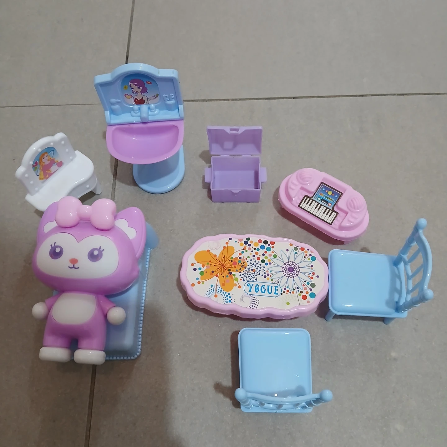 ⚽ Dollhouse Furniture & Figure Set