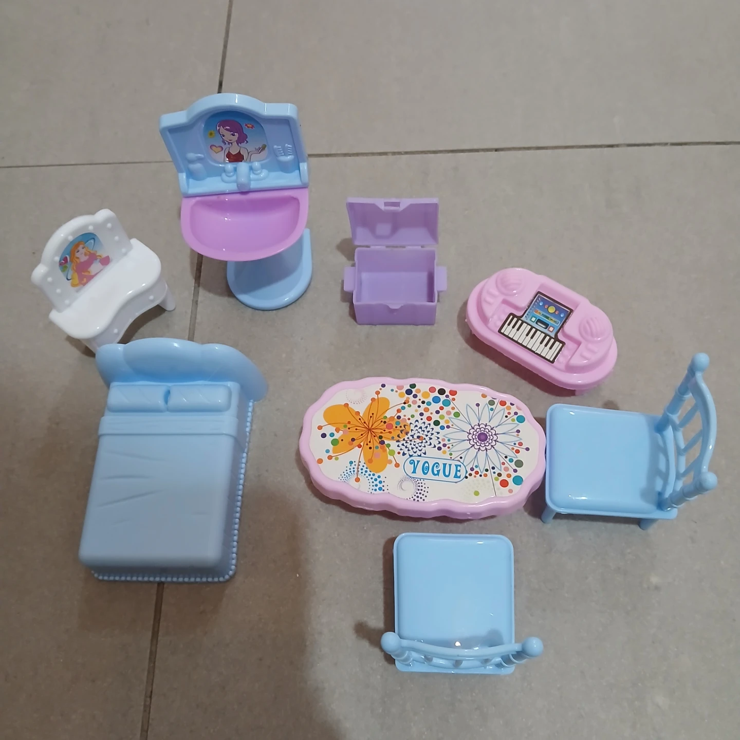 ⚽ Dollhouse Furniture & Figure Set - photo 2