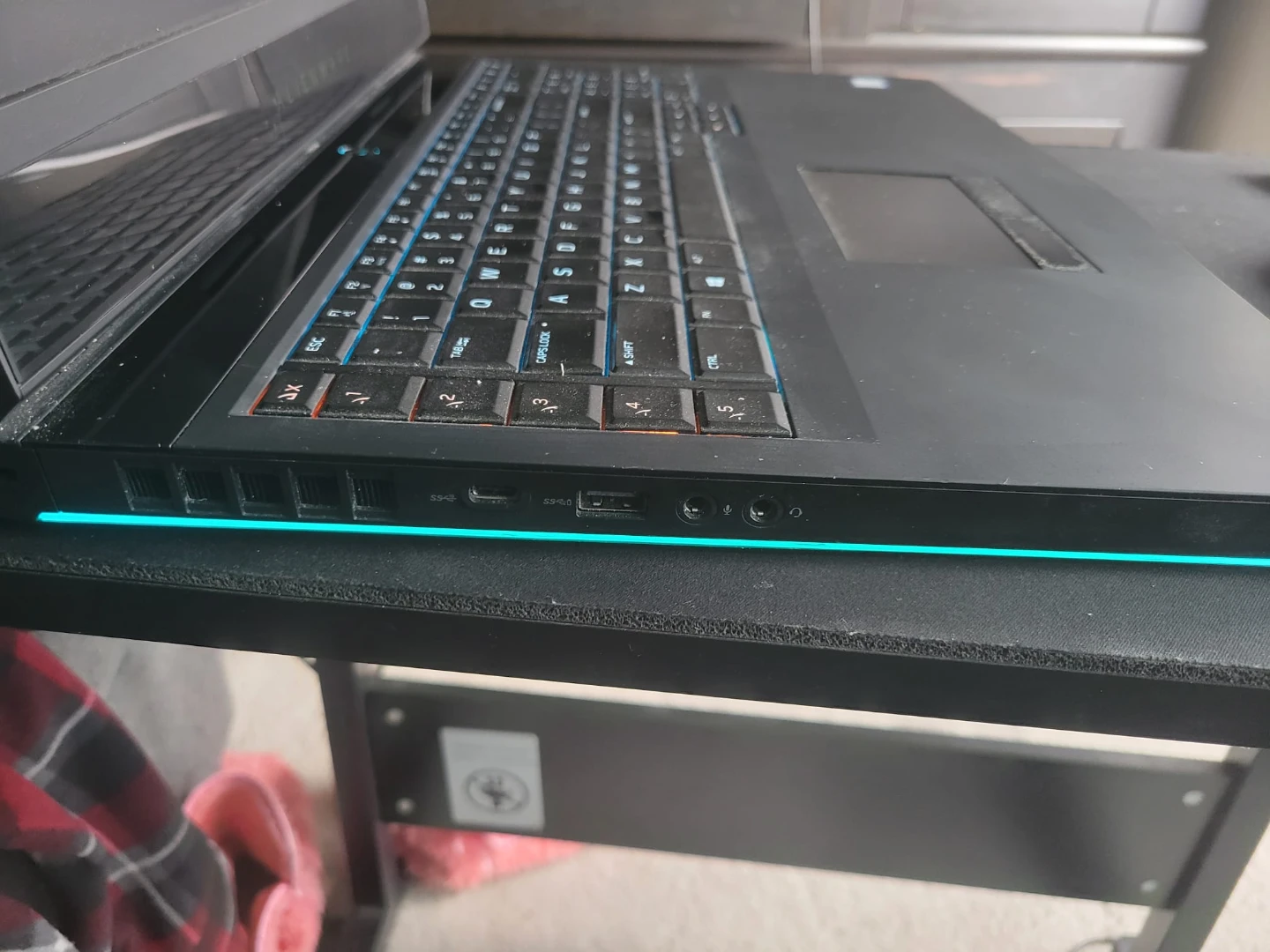 Alienware 17 R5 Gaming Laptop + 2TB SSD + Cooling base - photo 3