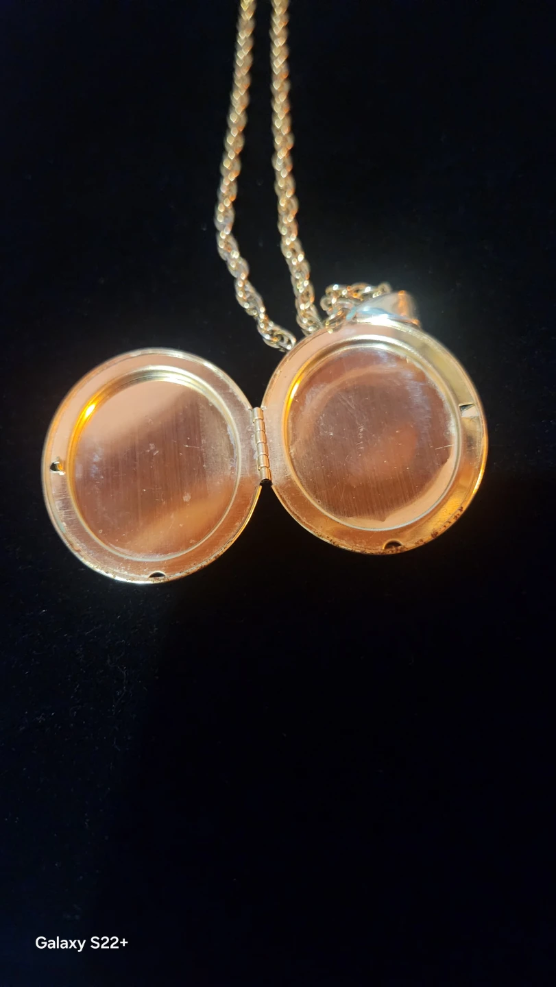 Vintage gold toned locket on its original gold chain - photo 3