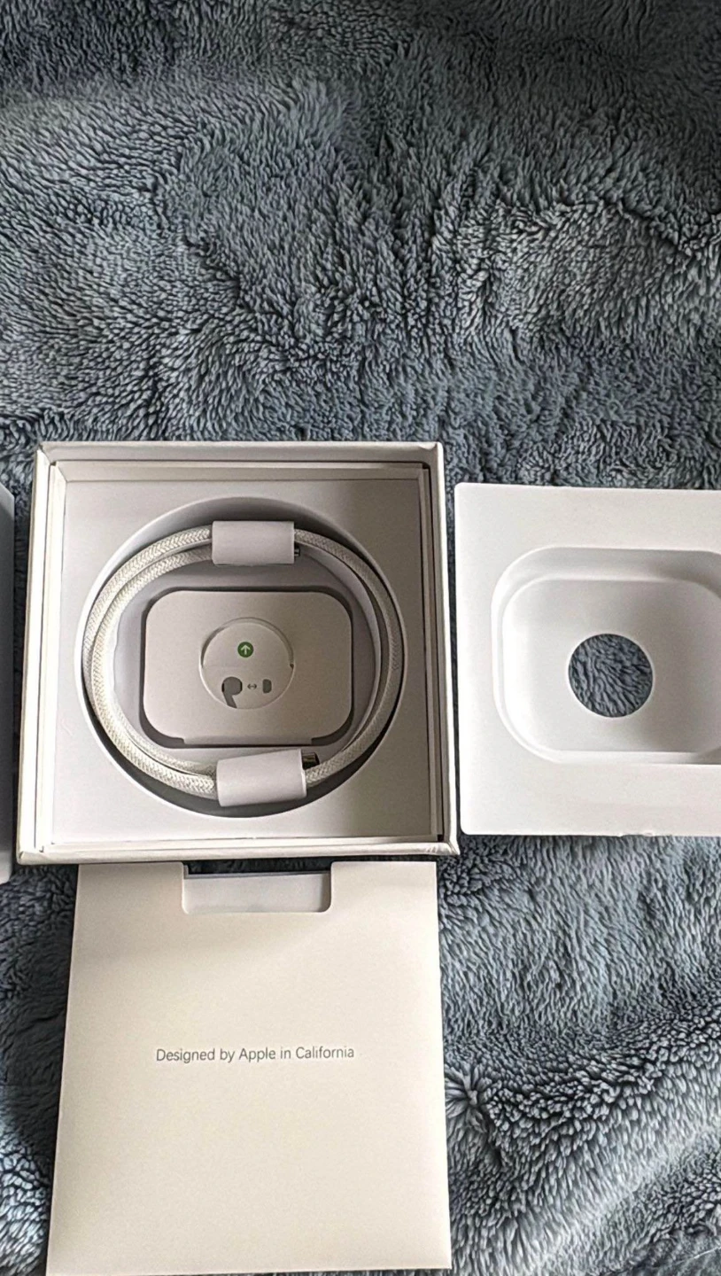 Apple AirPods Pro (2nd generation) with Charging Case - photo 2