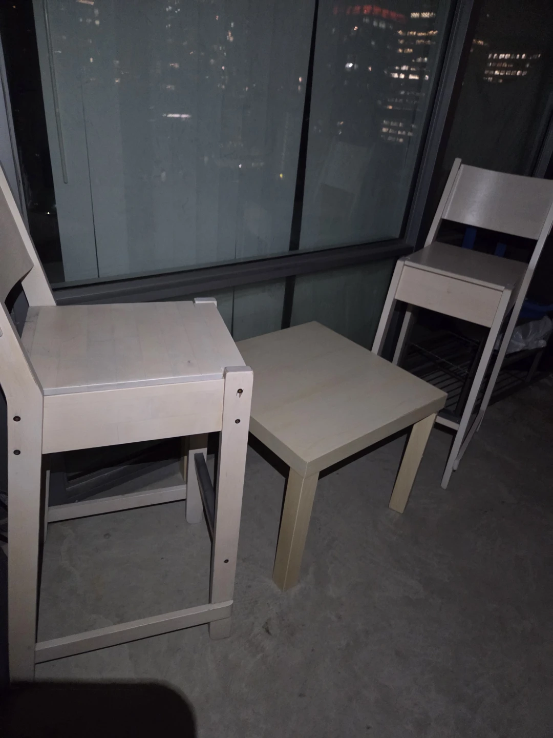 Two wooden chairs and a small table - photo 2