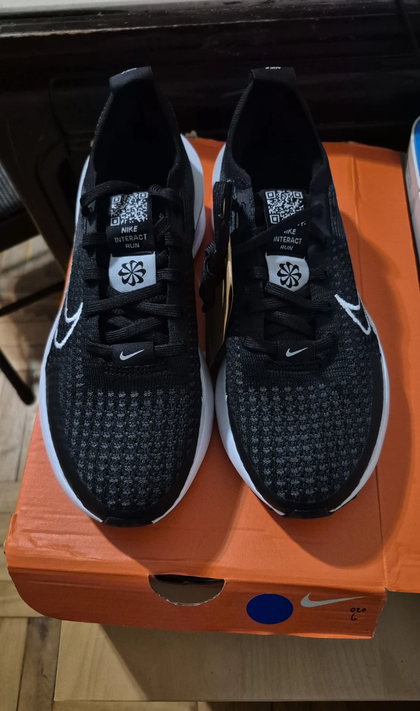 BNIB)Nike Interact Run Size 7 Women's Shoes