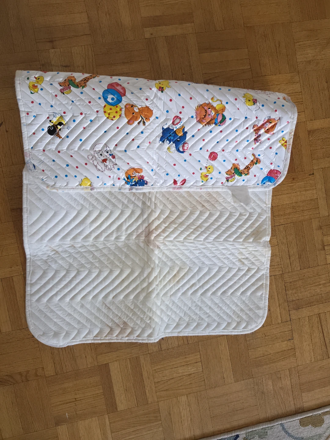 Baby changing pad and scarf and bed sheets - photo 2