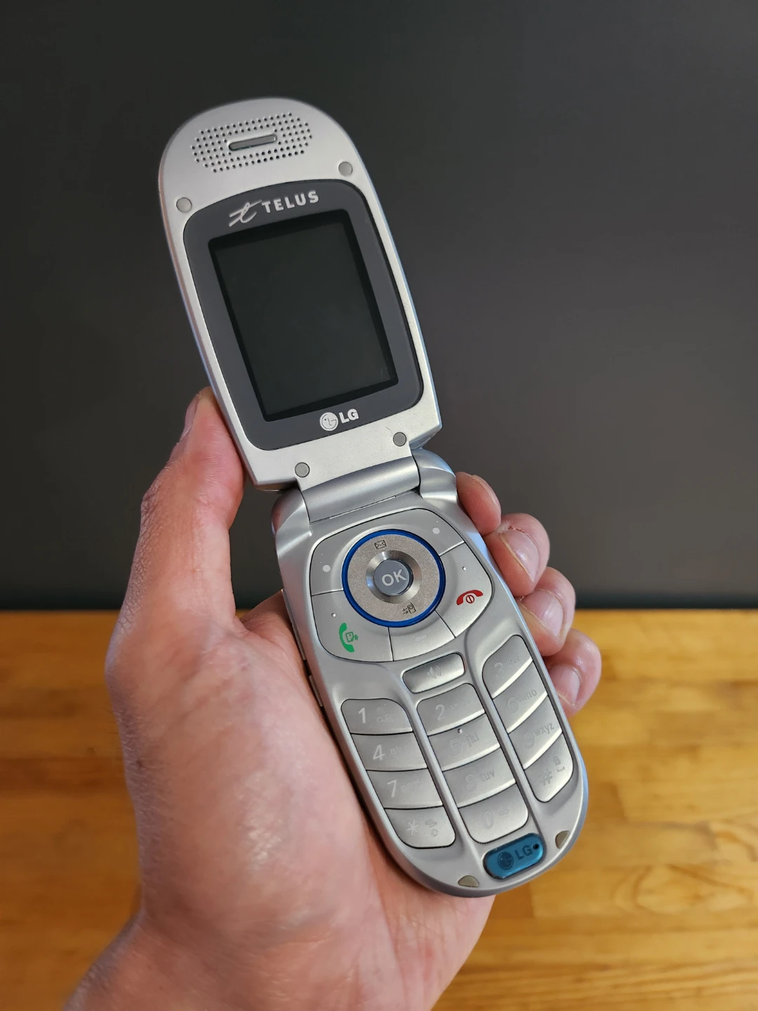 Vintage LG VX-5300 Telus Flip Phone 2006