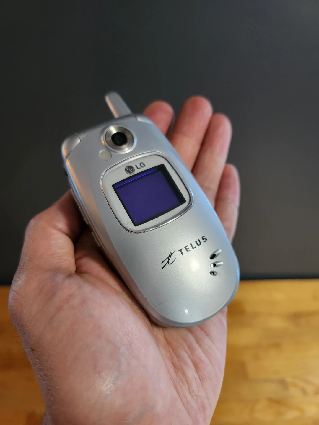 Vintage LG VX-5300 Telus Flip Phone 2006 - photo 2