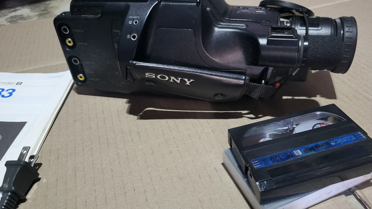 Sony Handycam CCD-F33 Video 8 Camcorder with Case - photo 3