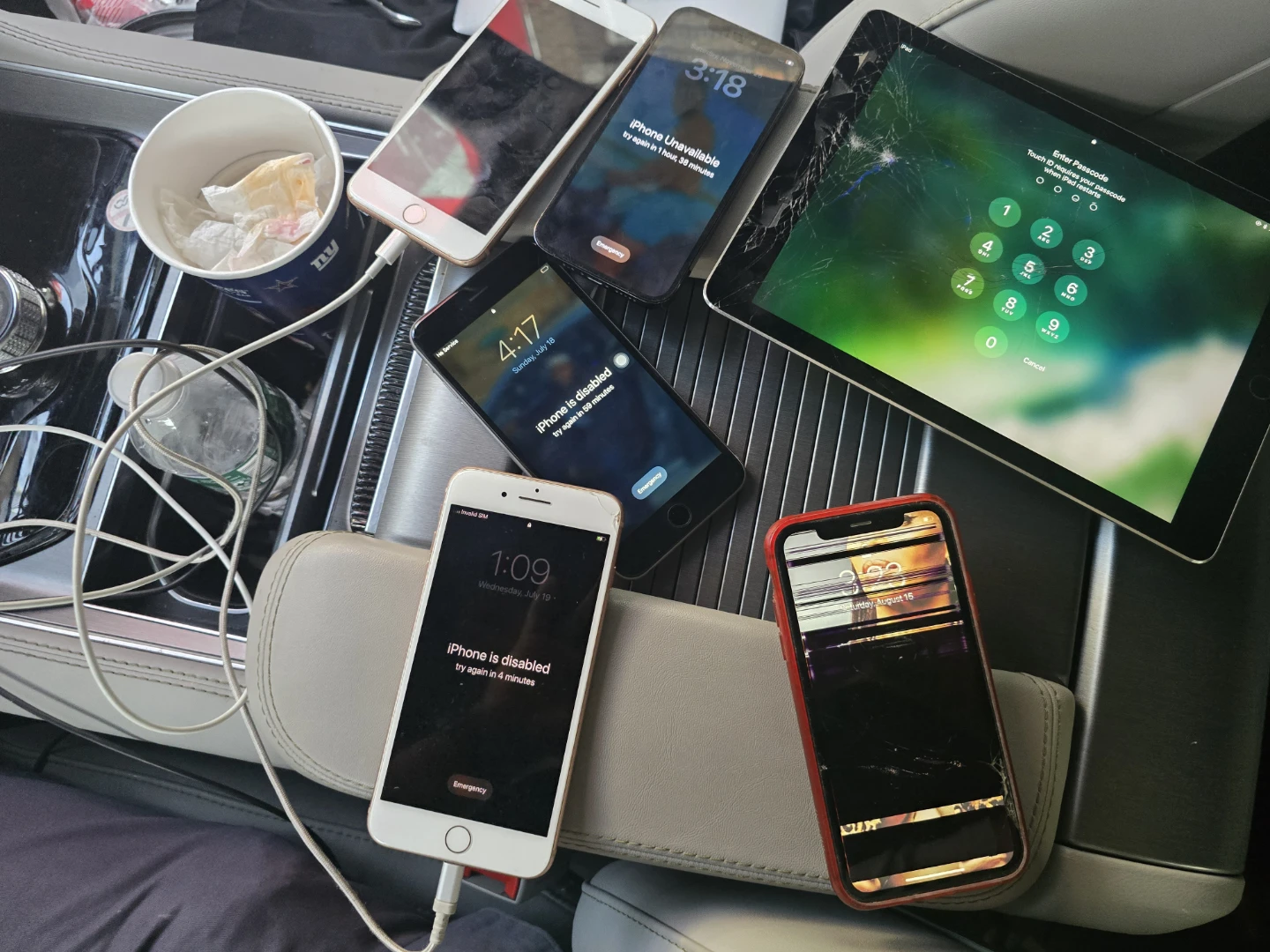 Lot of iPhones and 1 iPad (all works)