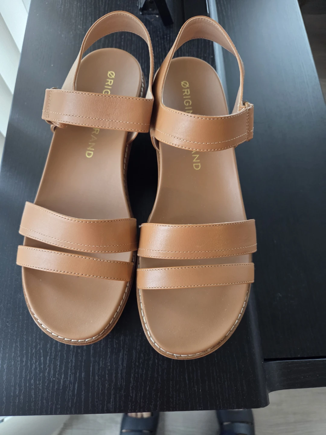 COlE  HAAN  sandle