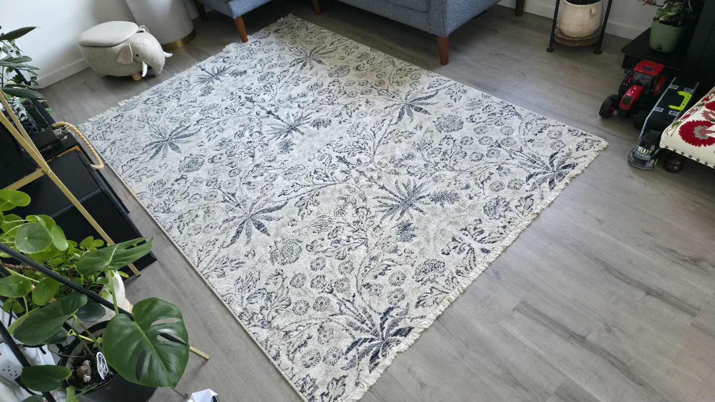 Area Rug with Floral Pattern - photo 2
