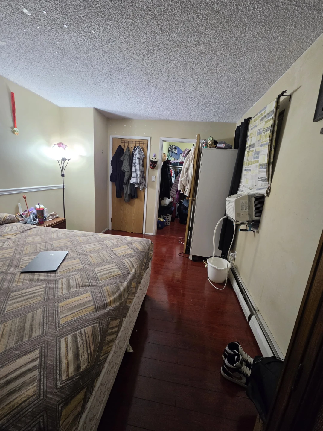200 sq ft room with walk-in closet/den  King George SkyTrain