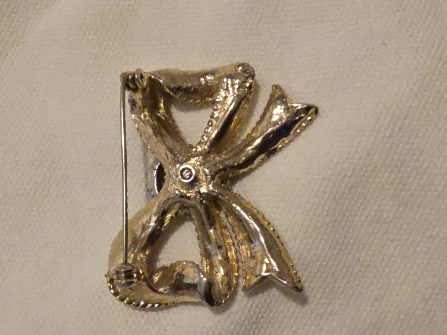 VINTAGE Bow Brooch with Pearl and Rhinestones - photo 3