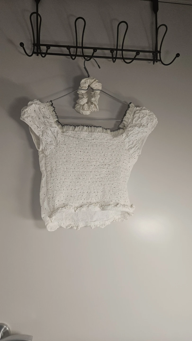 White polka dot off-the-shoulder top with scrunchie - photo 2