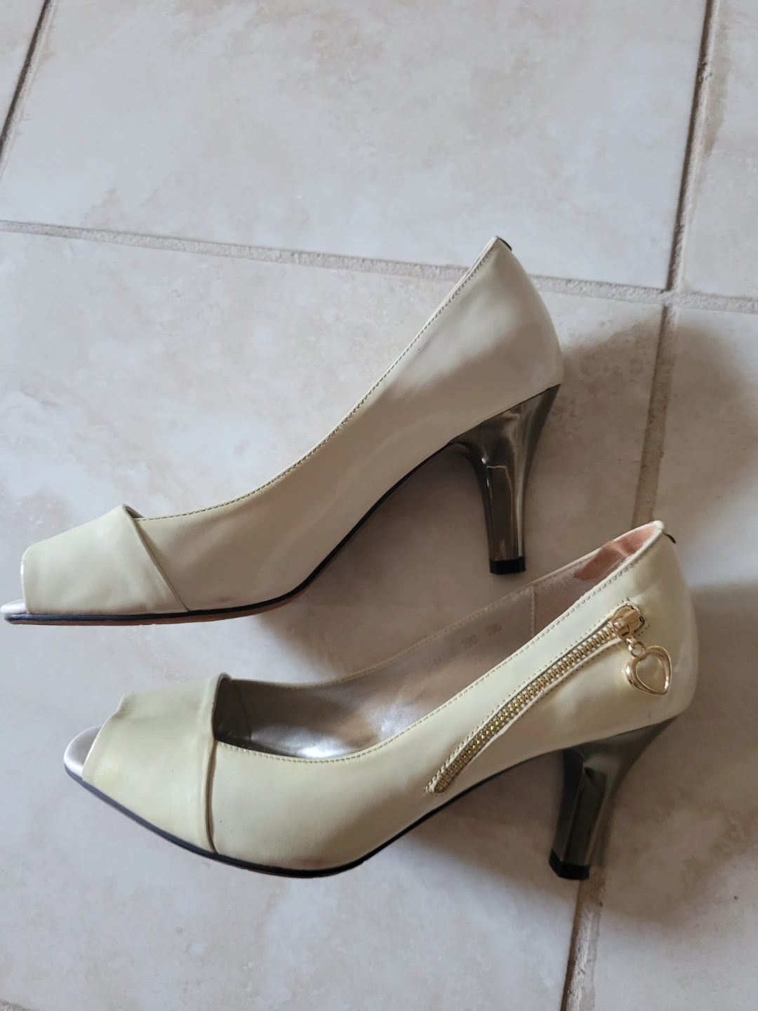 ⚽ Cream Peep-Toe Heels with Gold Zipper Accent - photo 2