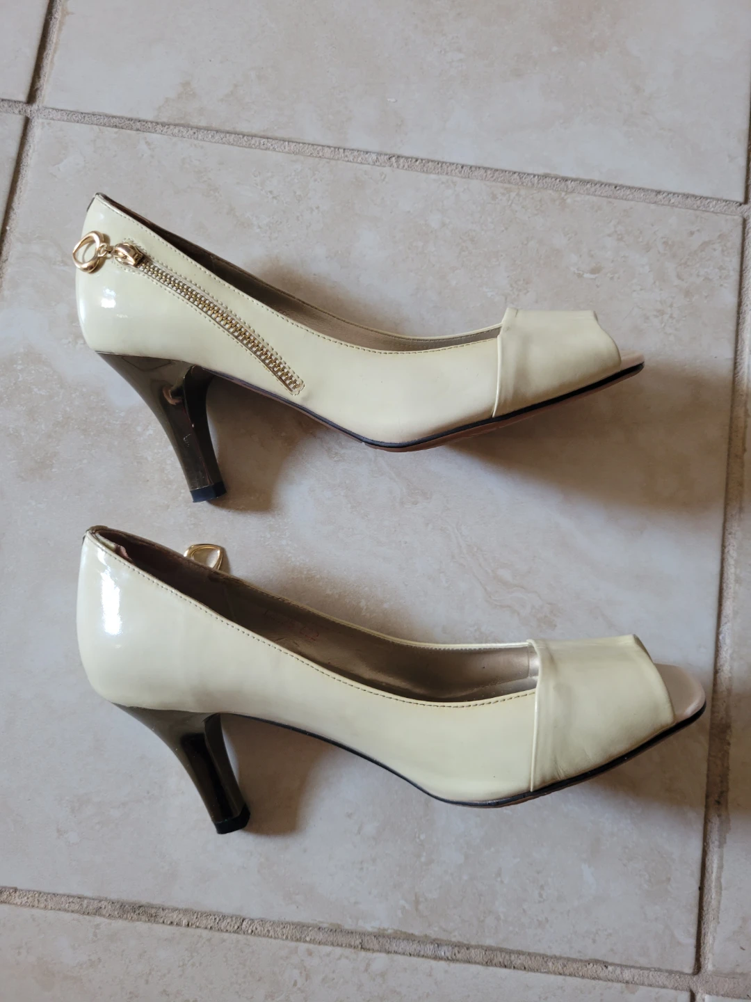 ⚽ Cream Peep-Toe Heels with Gold Zipper Accent - photo 3