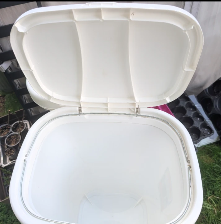 2 x Rubbermaid Oval Touch Top Trash Can - photo 5