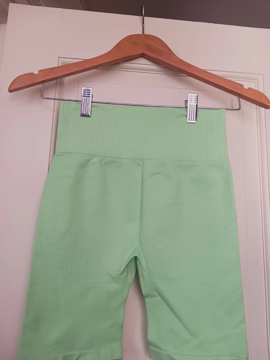 New !!! Light GreenSports Bra and Shorts Set. Small/ Medium - photo 4