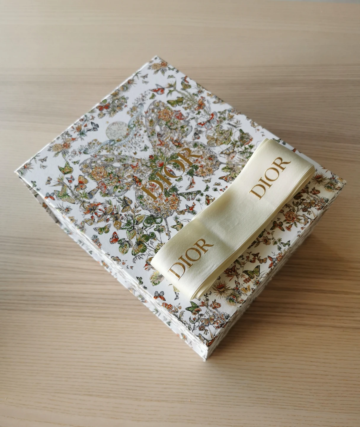 🇫🇷 DIOR Decorative Floral Print Box with Ribbon