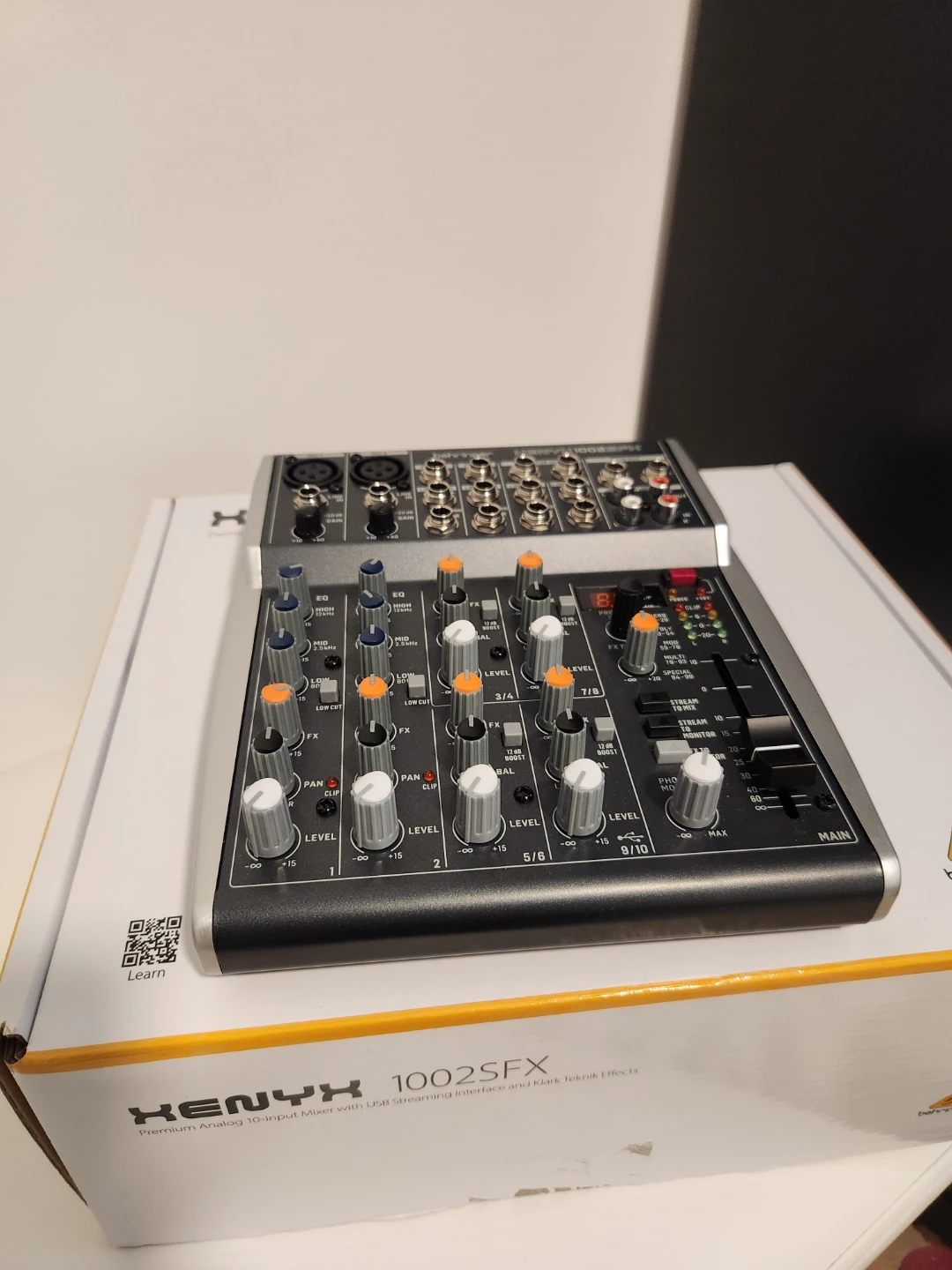 Behringer Xenyx 1002SFX Mixer - photo 2
