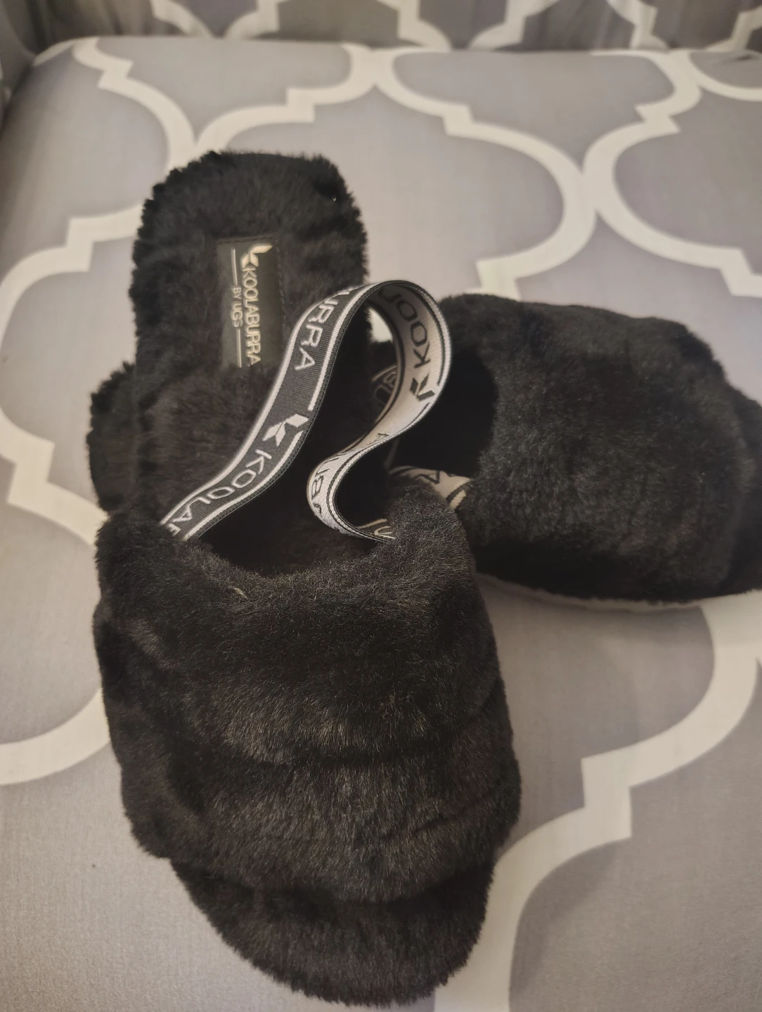 Koolaburra by UGG Black Fuzzy Slide Slippers