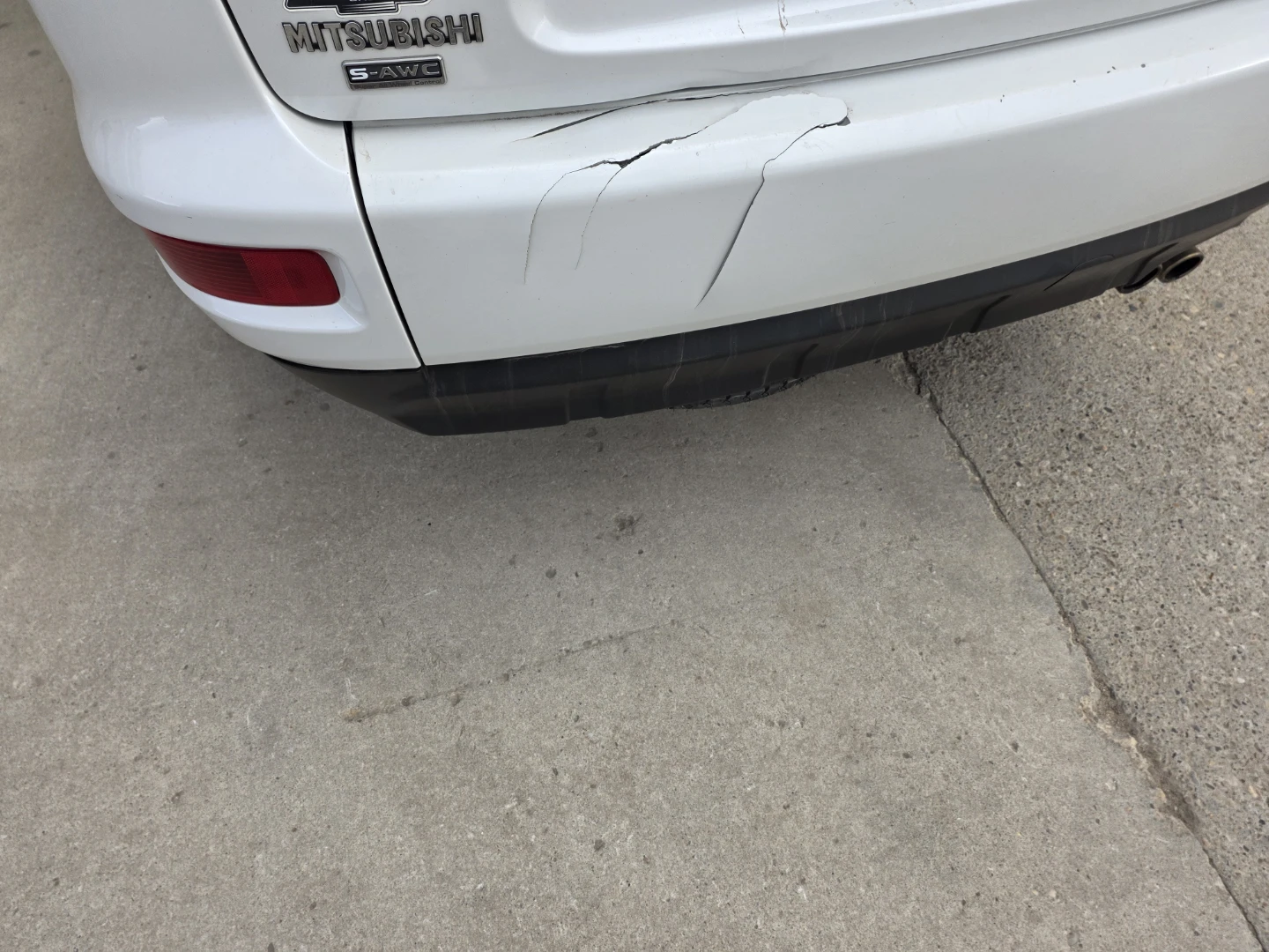 White Mitsubishi Outlander - photo 5