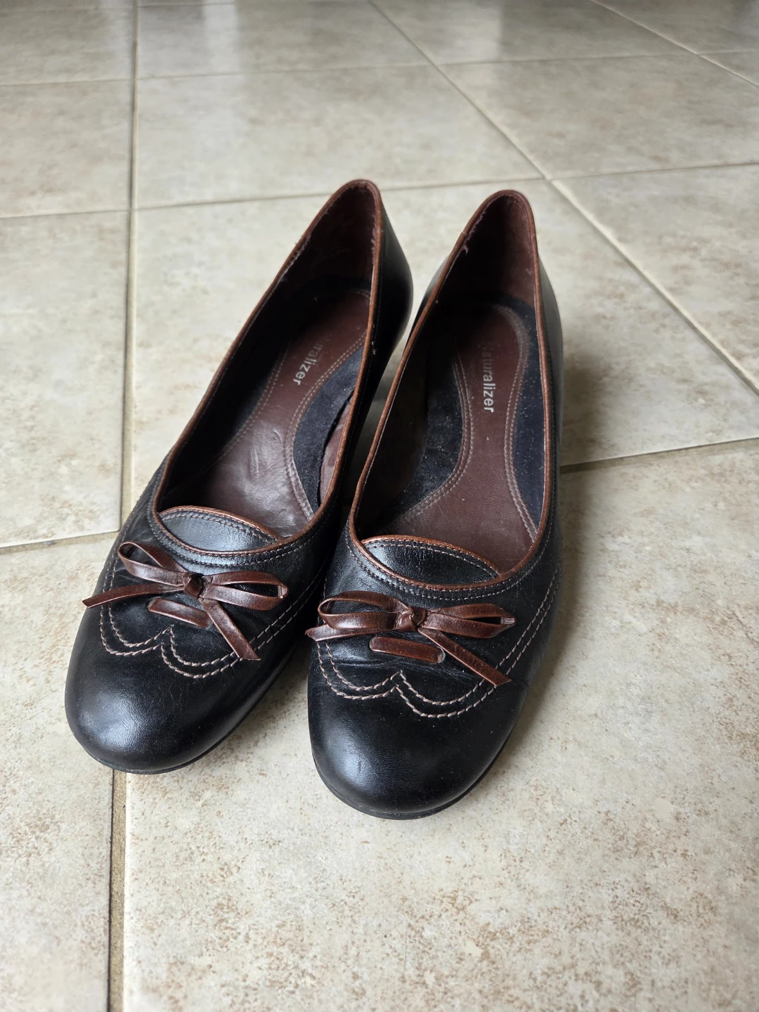 Naturalizer Women's size 8 Black Leather Bow Heels
