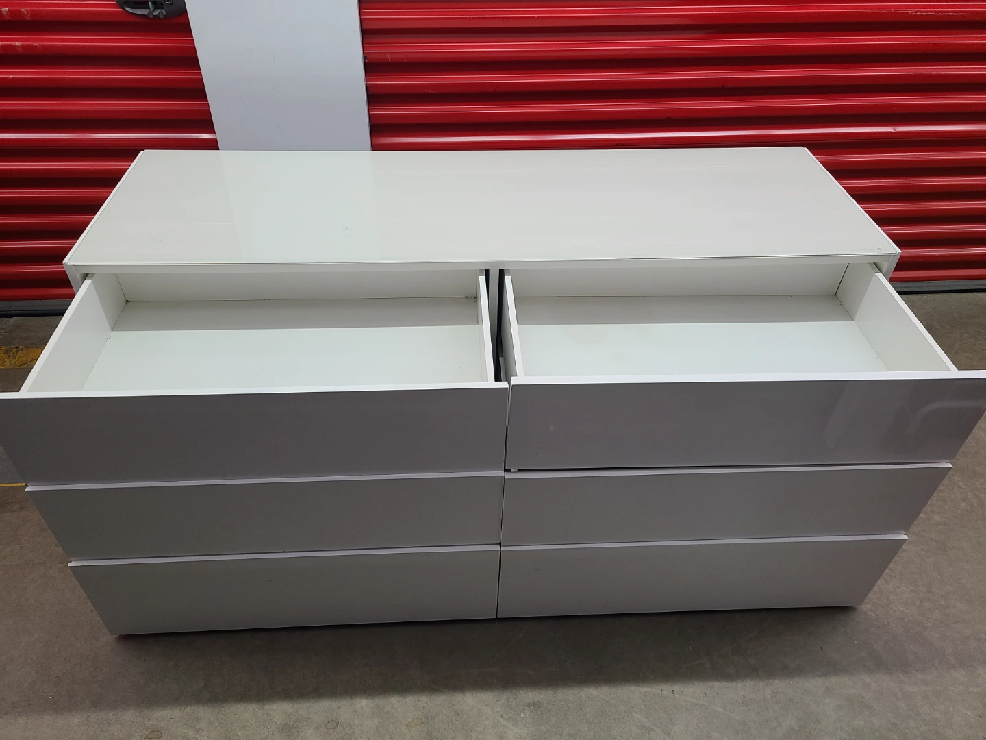 🇨🇦  Glass top Glossy White 6-Drawer Dresser - photo 4