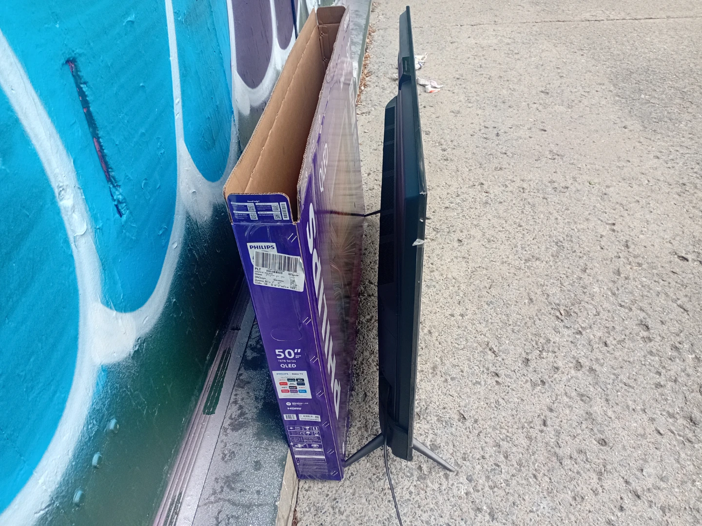 Philips 50" QLED Roku TV - photo 2