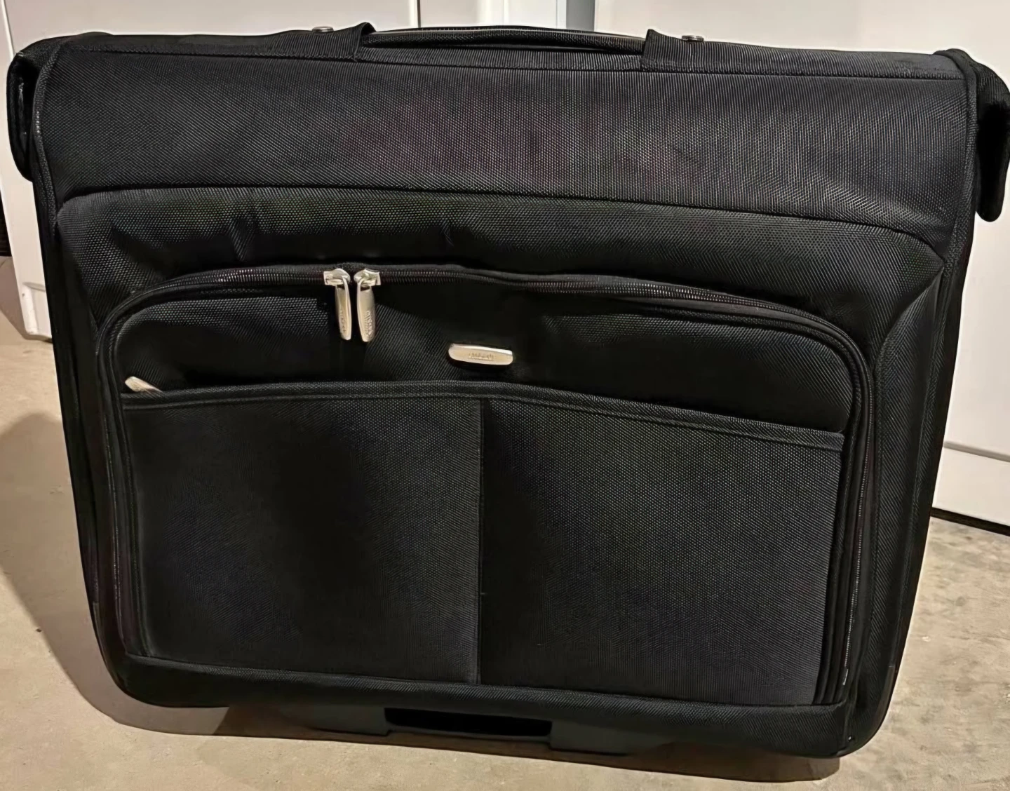 Rolling Suit/Garment Bag. Soft Case.  Embark Black 40".