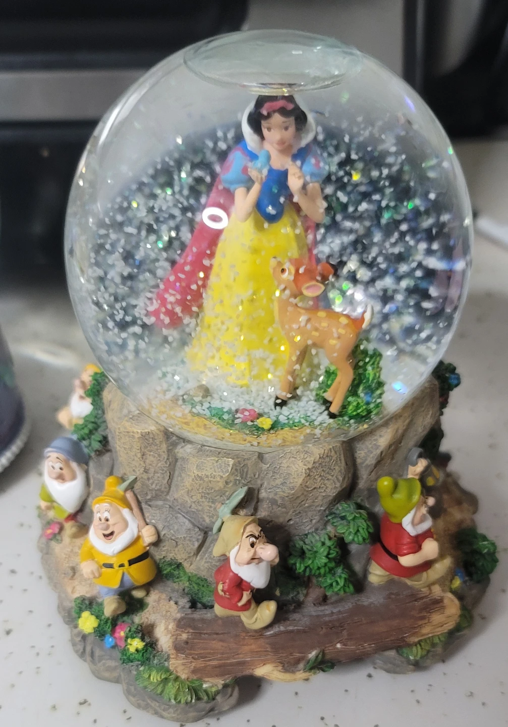 Disney Snow White & the Seven Dwarfs Musical Snow Globe