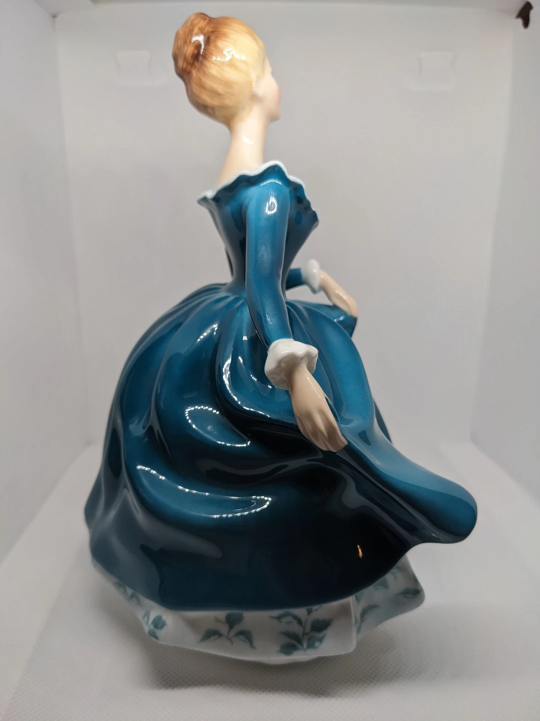 Royal Doulton "Janine" Vintage Figure - photo 3