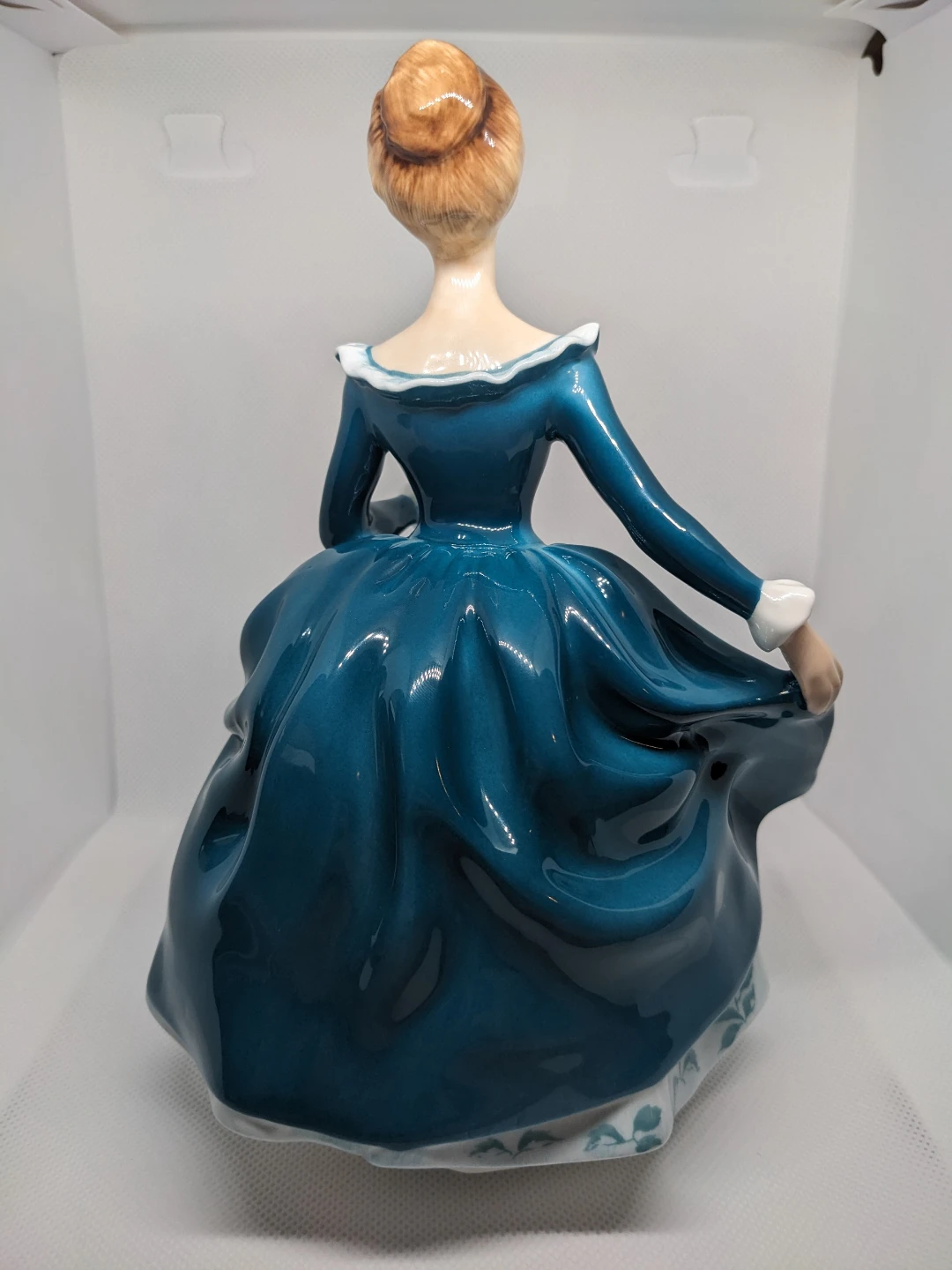 Royal Doulton "Janine" Vintage Figure - photo 4