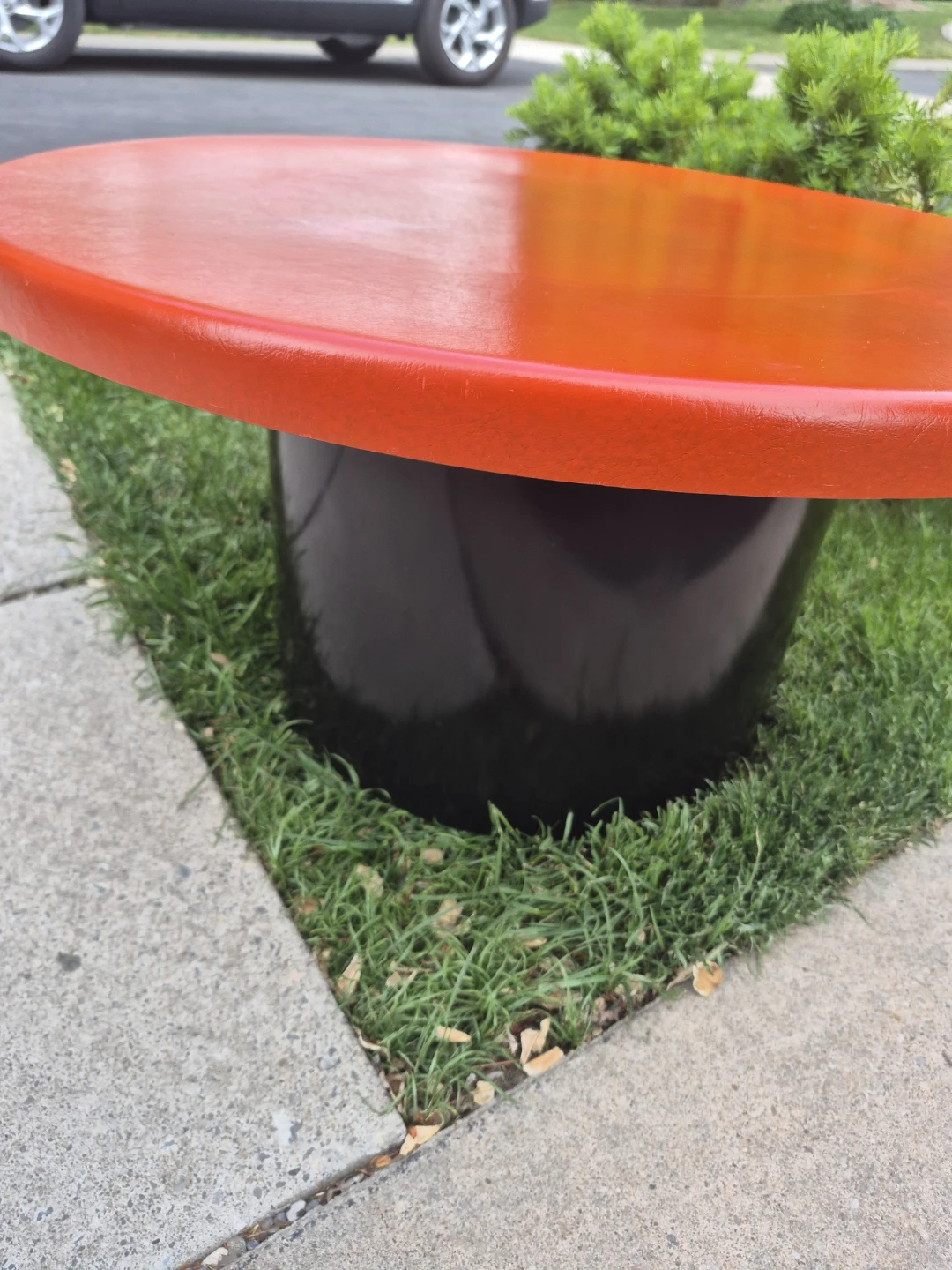 Red Round Outdoor Table - photo 3
